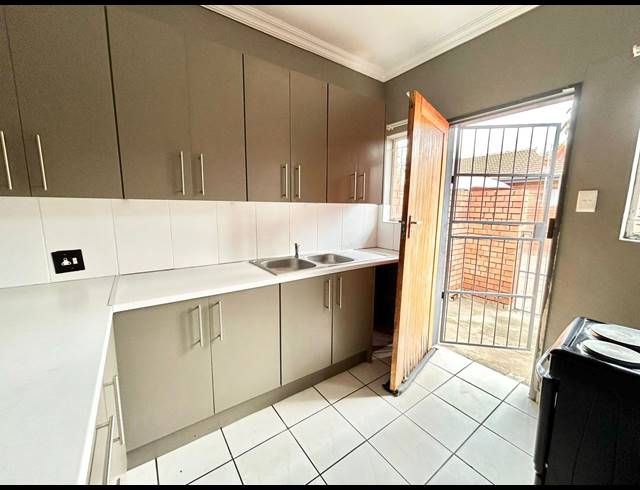 2 BEDROOM TOWNHOUSE FOR SALE IN ANNADALE